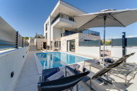 Luksuzna vila s grijanim bazenom – dugoročni najam