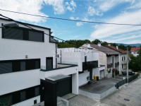 Luksuzna vila uz šumu – novogradnja, mirna ulica, vrhunska oprema