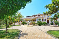 Luksuzna vila u Vodicama – 355 m² bruto površine, bazen i pogled na mo