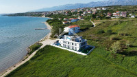 Luksuzni apartman sa bazenom i vrtom prvi red do mora Rtina, prizemlje