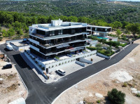 Penthouse s panoramskim pogledom i krovnom terasom (D1)- Primošten