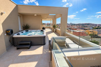 Luksuzni penthouse s terasom od 150 m², jacuzzijem i 2 garažna mjesta