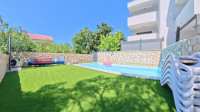 Luksuzni stan s bazenom, jacuzzijem, vrtom, 95m2, namješten,  Novalja