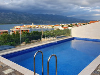 Luksuzni stan s bazenom na samo 100m od mora