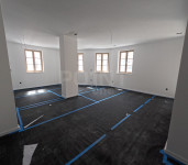 Šibenik Riva, prvi red, luksuzni stan u novogradnji s garažom, 86 m²