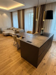 Luksuzno renoviran stan uz Arenu, 90 m²