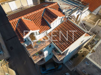 Kuća 186 m², Makarska — 6 apartmana, strogi centar, garaža