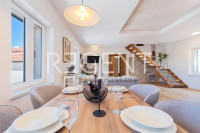 Makarska, centar - Šarmantan dvoetažan stan u jezgri grada