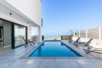 Makarska, dvoetažni trosoban stan, s bazenom