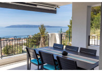 Makarska – ekskluzivan stan s panoramskim pogledom, bazenima i parking