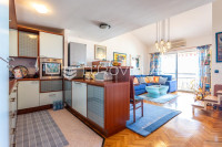 Makarska, funkcionalan trosobni stan s predivnim pogledom