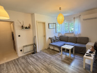 Novouređen, potpuno namješten mali trosobni stan kod Green golda