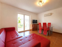 Malinska, dva apartmana, okućnica, atraktivna lokacija!