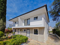 MALINSKA - Dvojna kuća s bazenom blizu mora