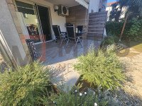 Malinska, EKSKLUZIVNO, namješteni apartman s velikom okućnicom