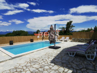 Malinska, kamena kuća s bazenom, 100m2