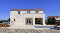 Malinska, nova kuća s bazenom, prodaja!