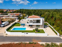Marčana okolica – Moderna vila s bazenom i pogledom na more