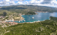 Marina - Vinišće, prodaje se dvosobni stan u prizemlju stambene zgrade