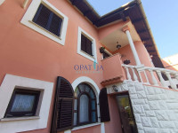 Matulji, kuća u nizu s velikom okućnicom