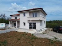 MATULJI - MUČIĆI, dvojna kuća na mirnoj lokaciji!