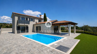 Mediteranska kamena vila s panoramskim pogledom i prostranim dvorištem