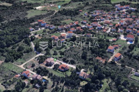 Medulin - građevinska parcela okružena zelenilom, pogled na more s kat