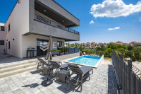 Medulin, luksuzna vila s tri apartmana, pogledom na more i bazenom, bl