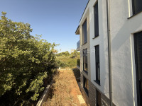 Medulin, novogradnja, 600 m od plaže, prizemni 2 SS stan s 126 m2 vrta