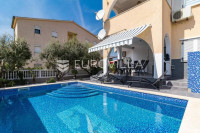 Medulin, trosoban stan sa bazenom, privatni parking, NKP 80 m2