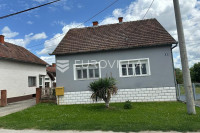 Novi Mihaljevci, obiteljska kuća sa pomoćnom zgradom i prekrasnim dvor