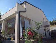 Miškovići, 3-sobni apartman u prizemlju, vrt, 1. RED DO MORA!