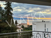 MODERAN 2-SOBNI STAN S POGLEDOM NA MORE, TERASOM I BAZENOM, OPATIJA