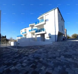 Moderan apartman u bloku E s parkirnim mjestom i spremištem, u blizini