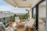 Moderan penthouse stan u novogradnji s pogledom na more