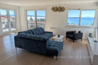Moderan trosoban penthouse stan u novogradnji s pogledom na more