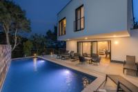 Moderna, nova dvojna kuća s bazenom u Mošćeničkoj Dragi