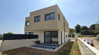 Moderna dvojna kuća S1 u Tisnom – elegantan dom nadomak mora