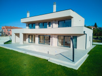 Moderna komforna vila sa krovnom terasom, kvalitetnom opremom i jedins