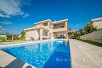 Moderna kuća s bazenom u blizini mora