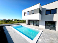 MODERNA KUĆA S BAZENOM BLIZU MORA – VRSI