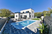 MODERNA KUĆA S BAZENOM I POGLEDOM NA MORE | KAŠTELA | 160 m² | NOVOGRA