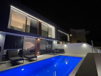 MODERNA KUĆA ZA DUGOROČAN NAJAM S BAZENOM