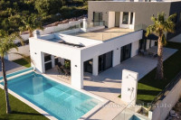 Moderna luksuzna vila s bazenom i jacuzzijem