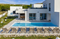 Vila prvi red do mora | 4 spavaće | bazen | uređena okućnica | potpuni