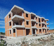 Moderna novogradnja u Vodicama – kvalitetna gradnja, 1100 m do plaže