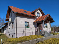 Moderna udobnost u Bosiljevu: život uz bazen, veliki vrt i više