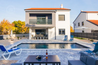 Moderna vila s bazenom, na mirnom dijelu otoka Krka