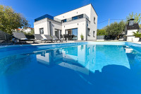 Moderna vila s bazenom i pogledom na more