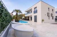 Moderna vila s bazenom